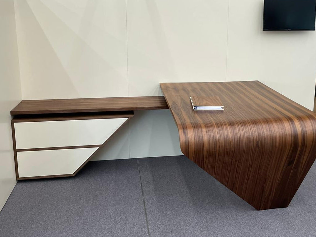 Schreibtisch mit Sideboard aus Nussbaum, gedämpftes und gebogenes Holz, Meisterstück, Ausstellung